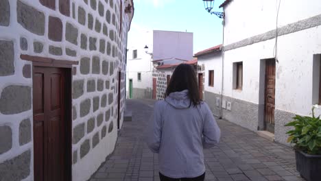 Mujer-Caminando-Por-El-Pueblo-De-Tejeda-En-Gran-Canaria