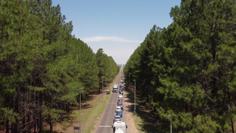 Atasco-De-Tráfico-Con-Una-Larga-Cola-De-Camiones-Y-Automóviles-En-La-Carretera-Rural-Gualeguaychu-Fray-Bentos-En-La-Frontera-Entre-Argentina-Y-Uruguay