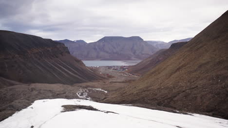 Bereichsaufnahme-Von-Longyearbyen-Von-Longyearbreen-Aus.-Spitzbergen