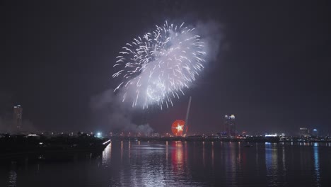 Fuegos-Artificiales-Para-El-Año-Nuevo-Lunar-Y-Vacaciones-Tet-Sobre-El-Río-Han-En-Danang,-Vietnam