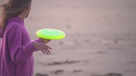 Frisbee-tricks-at-the-beach
