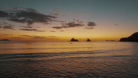 Sonnenuntergangshimmel,-Der-Sich-Auf-Dem-Meerwasser-Mit-Goldenen-Wellen-In-Costa-Rica-Spiegelt---Drohnenaufnahme