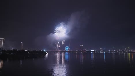Fireworks-for-Lunar-New-Year-and-Tet-holiday-reflecting-in-the-Han-River-in-Danang,-Vietnam