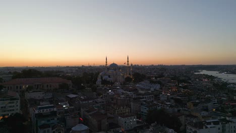 Hermoso-Paisaje-Urbano-Con-La-Mezquita-Suleymaniye-En-Estambul,-Turquía---Antena