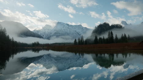 Hermoso-Reflejo-De-Los-Alpes-Austríacos-En-Un-Lago-Alpino