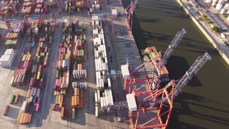 Containerstapelkräne-Im-Logistikzentrum-Des-Hafens-Von-Buenos-Aires,-Argentinien
