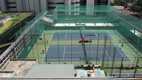 Tenniskurs-Auf-Einem-Dachplatz