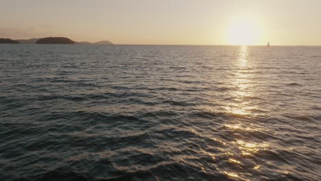 Seevogel-Fliegt-über-Meer-Mit-Sonnenlichtreflexion-Bei-Sonnenaufgang-In-Costa-Rica