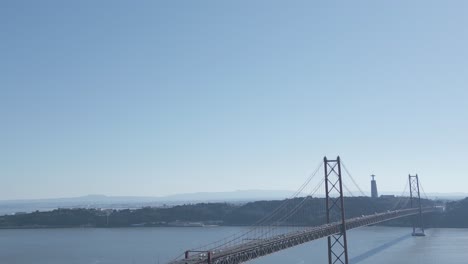 Autos-Auf-Der-Brücke-Ponte-25-De-Abril-über-Den-Tejo-In-Lissabon,-Portugal-Bei-Der-Morgendlichen-Luftaufnahme