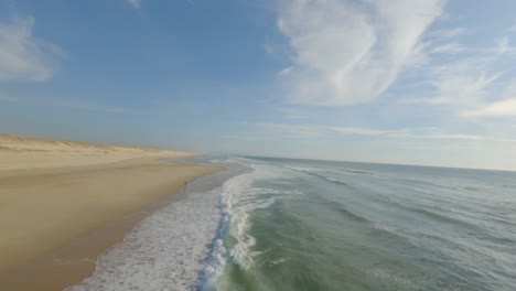 Freestyle-drone-fpv-flying-over-beach-of-Soustons-in-Landes-department,-France
