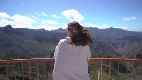 Mujer-Mirando-El-Paisaje-Montañoso-En-El-Mirador-De-Artenara,-Gran-Canaria,-España
