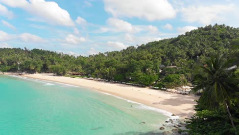 Maravilloso-Vuelo-De-Drones-Sobre-La-Playa-Vacía-De-Pansea-En-Phuket,-Tailandia