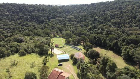 Vista-Abierta-Del-Rancho-De-Tenis-En-El-Interior-De-São-Paulo