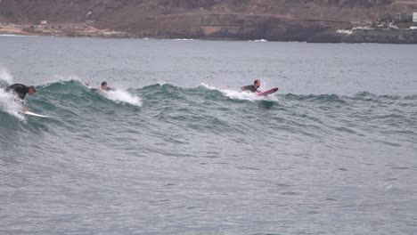Gran-Canaria-Spanien---9.-Februar-2023:-Surfer-Versuchen,-Am-Strand-Von-Las-Canteras-In-Las-Palmas-De-Gran-Canaria,-Spanien,-Wellen-Zu-Reiten