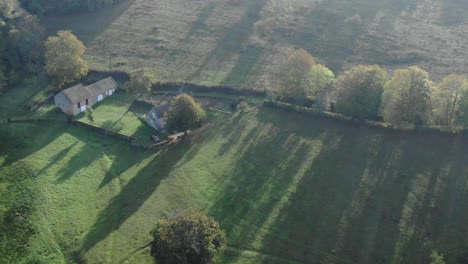 Bauernhof-In-Der-Landschaft-Von-Uchon-Im-Département-Saone-et-Loire,-Frankreich