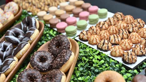Dulces-Y-Salados-Se-Exhiben-Durante-La-Exhibición-De-Comida-Del-Golfo-En-Los-Emiratos-árabes-Unidos