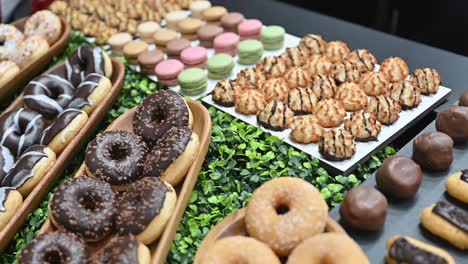 Köstlichkeiten-Und-Süßigkeiten-Werden-Während-Der-Gulf-Food-Exhibition-In-Den-Vereinigten-Arabischen-Emiraten-Ausgestellt