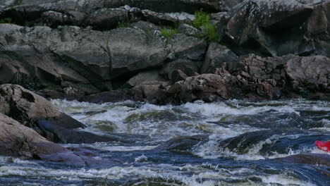 Wildwasserkajak-Auf-Dem-Ottawa-River-Während-Der-Hochsaison-Des-Tourismus