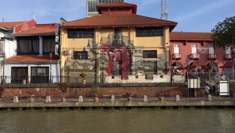 Menschen-Schlendern-Am-Ufer-Des-Malakka-Flusses-In-Malaysia-Entlang,-Einem-Berühmten-Touristenort-Und-UNESCO-Weltkulturerbe