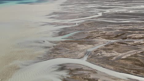 Drohnenflug-über-Das-Tasman-Flussdelta-–-Einzigartige-Muster-In-Der-Landschaft