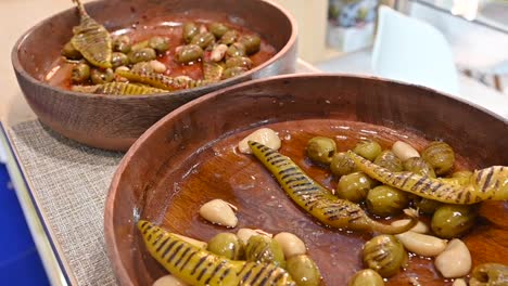 Gegrillte-Grüne-Olivengurken-Werden-Während-Der-Gulf-Food-Exhibition-In-Den-Vereinigten-Arabischen-Emiraten-Ausgestellt