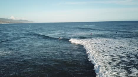 Surfistas-En-El-Oceano-Pacifico-Hd