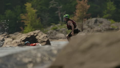 Rescatistas-Entrenándose-Para-Nadar-En-Los-Rápidos-De-Aguas-Bravas-Del-Río-Ottawa-Para-El-Rescate-De-Turistas-Y-Kayak-De-Aguas-Bravas-Y-Rafting