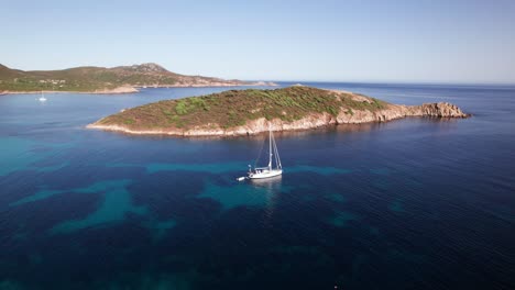 Luftpanorama-Eines-Segelboots,-Das-Auf-Dem-Türkisfarbenen,-Klaren-Mittelmeer-In-Sardinien-Schwimmt