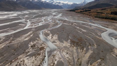 Markante-Flussaue-Des-Tasman-Flussdeltas-Mit-Rankenartigen-Wasserläufen