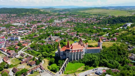 Luftdrohnenaufnahmen-Einer-Corvin-Burg-In-Rumänien