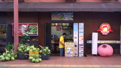 In-Der-Berühmten-Jonker-Street-In-Malakka,-Malaysia,-Bereitet-Das-Personal-„Putu-Piring“-Zu,-Den-Traditionellen-Gedämpften-Reismehl-Kueh-Oder-Süßen-Snack-Gefüllt-Mit-Palmzucker