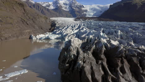 Vista-Aérea-Del-Glaciar-Svinafellsjokull-Y-Su-Laguna-Causada-Por-El-Calentamiento-Global
