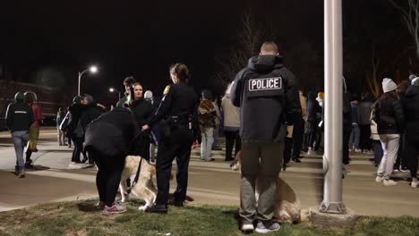 Massenerschießung-An-Der-Michigan-State-University-In-Zeitlupe-Auf-Polizisten-Und-Hunde