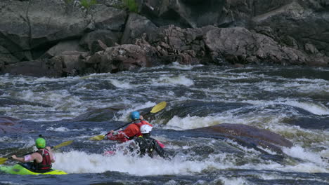 Tripulación-De-Atletas-De-Kayak-De-Aguas-Bravas-En-El-Río