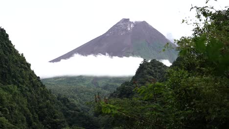 Zeitraffer,-Mount-Merapi-In-Yogyakarta,-Indonesien,-Bedeckt-Mit-Wolken