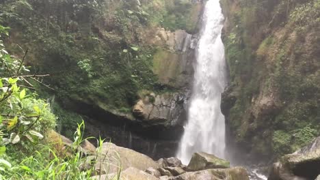 Wunderschöner,-Beruhigender-Und-Ruhiger-Wasserfall-In-Einem-Tropischen-Regenwald