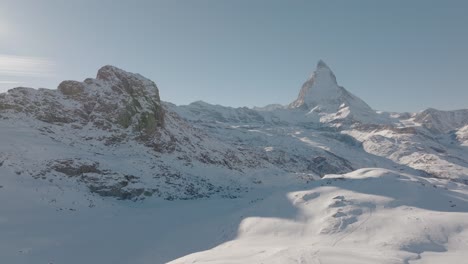 Sideways-aerial-of-epic-Matterhorn-mountain-panorama,-Zermatt-Switzerland