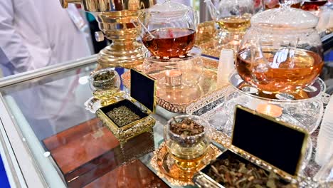 Arten-Von-Grünem-Und-Schwarzem-Tee,-Die-Während-Der-Gulf-Food-Exhibition-In-Den-Vereinigten-Arabischen-Emiraten-Ausgestellt-Wurden