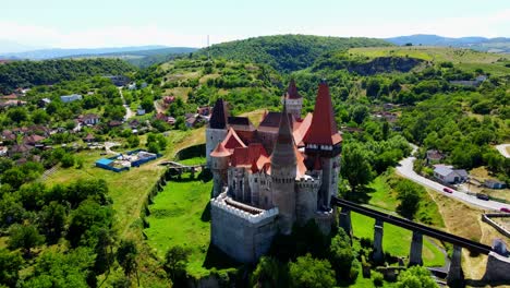 Luftdrohnenaufnahmen-Einer-Corvin-Burg-In-Rumänien