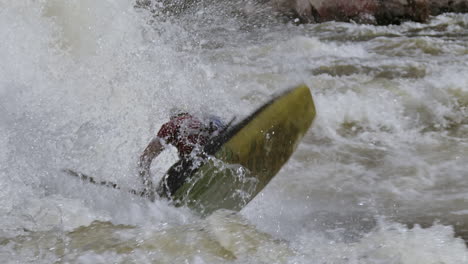 Kajak-Nahaufnahme,-Flip-Wildwasser---Extremsport-Zeitlupe