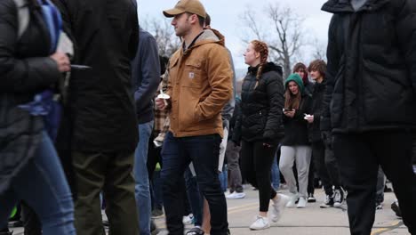 Massenerschießung,-Mahnwache-An-Der-Michigan-State-University,-Menschen,-Die-In-Cu-Spazieren-Gehen