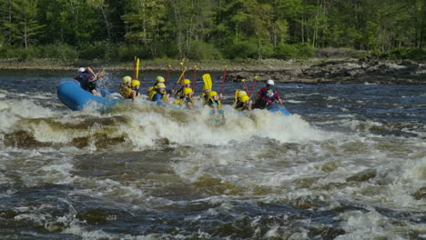 Rafting-Auf-Dem-Ottawa-River-Während-Der-Hochsaison-Des-Tourismus-–-Wildwasser-Extremsport