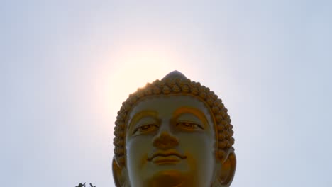 Gian-Resplandor-Buda-Sol-Detrás-En-Wat-Paknam-Bhasicharoen-Bangkok-Tailandia-Tiro-Inclinado