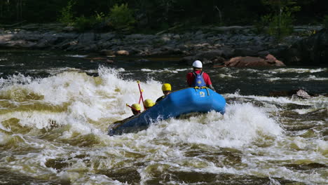 White-water-rafting-on-the-ottawa-river-during-peak-tourism-season