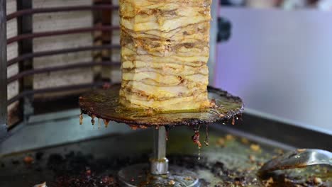 Hühnchen-Shawarma-Auf-Dem-Grill,-Ausgestellt-Während-Der-Gulf-Food-Exhibition-In-Den-Vereinigten-Arabischen-Emiraten