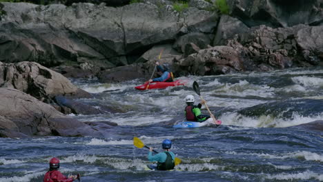 Grupo-De-Atletas-De-Kayak-Aprovechando-La-Temporada-Alta-De-Turismo-En-El-Río-Ottawa
