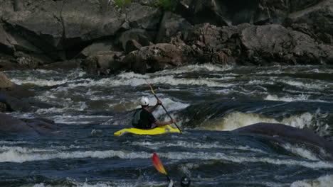 Atletas-De-Kayak-Aprovechando-La-Temporada-Alta-De-Turismo-En-El-Río-Ottawa