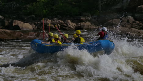 Kayak-De-Agua-Blanca-En-El-Río-Ottawa-Durante-La-Temporada-Alta-De-Turismo---Rápidos-Y-Remo