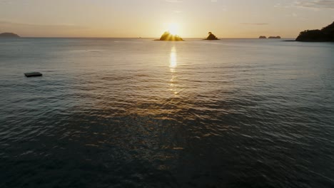 Tiefflug-über-Den-Tropischen-Strand-Während-Der-Goldenen-Stunde-In-Costa-Rica