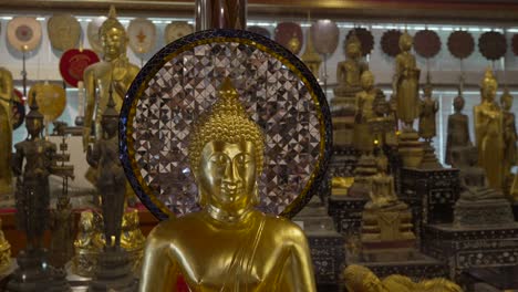Buda-De-Oro-Y-Diamantes-Dentro-De-Wat-Paknam-Bhasicharoen-Bangkok-Tailandia